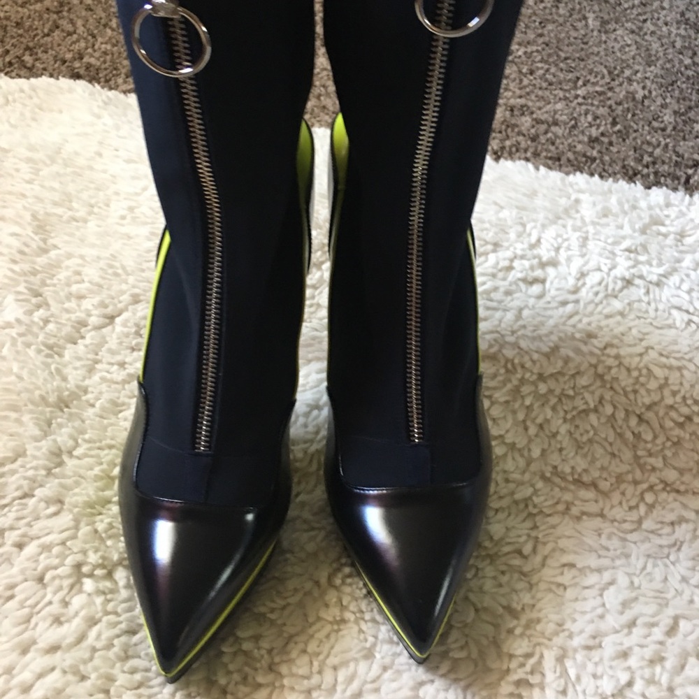 Versace - Picture 3 of 8